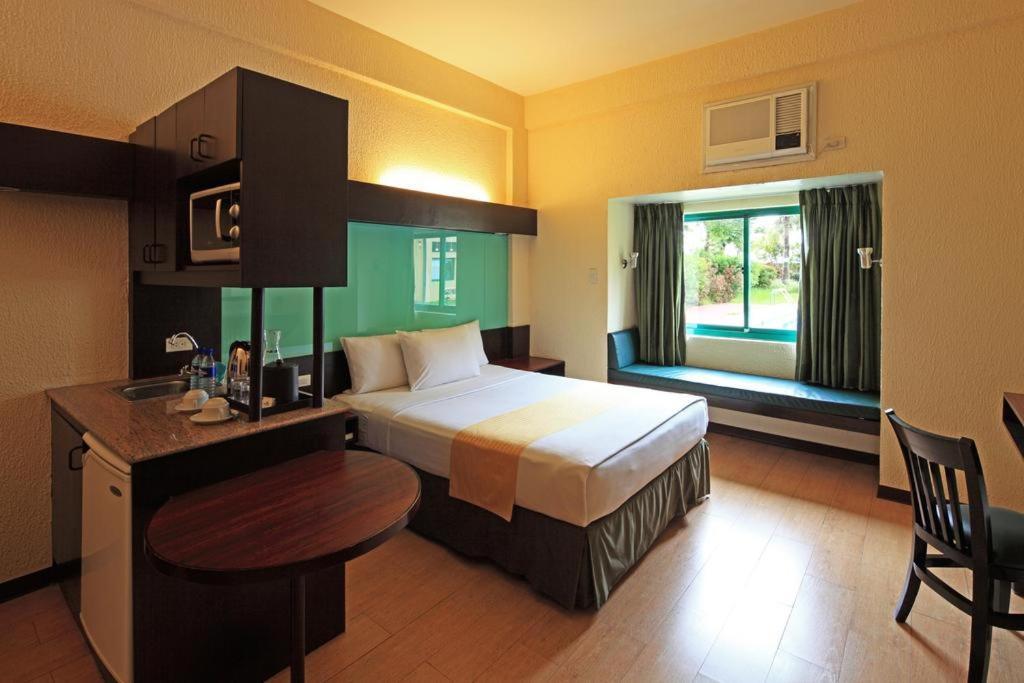 Microtel By Wyndham Cabanatuan Buitenkant foto
